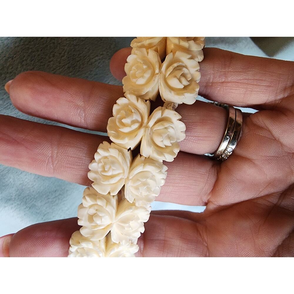 Vintage Carved Rose Bracelet Celluloid Ivory Color Stretch Floral Mid Century - Picture 4 of 5